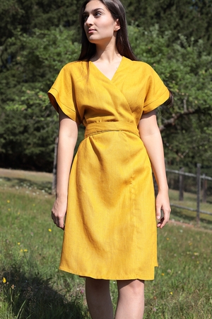 Dámské zavinovací šaty Lotika z vysoce kvalitního 100% lnu, jsou pro Vás navržené i ušité s láskou a respektem k